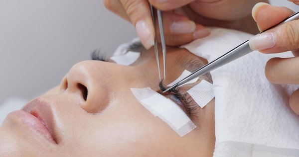 Comment déterminer le tarif optimal pour vos extensions de cils ?